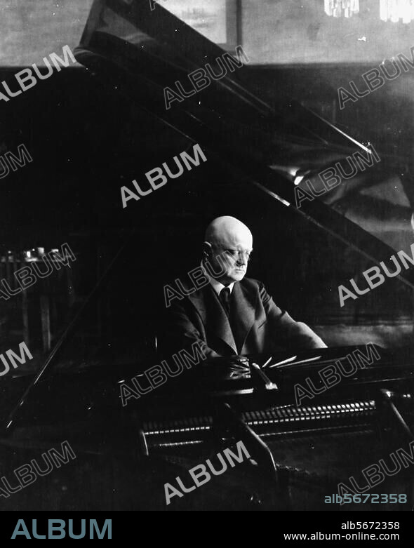 Sibelius, Jean (Johan Julius Christian). Finnish composer; Hämeenlinna 8.12.1865. - Järvenpää near Helsinki 20.9.1957. Jean Sibelius at the piano. Photo, c. 1930.