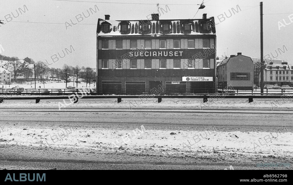 GÖTEBORG 1978-02-13.. Riddaregatan - en fastighet är ännu ej riven. Det var en stenfastighet där man sålde bilar i många år, ett företag av dem hette Suecia. *** Local Caption *** GT. Foto: Leif Jacobsson / Kamerareportage / TT / Kod: 2524.