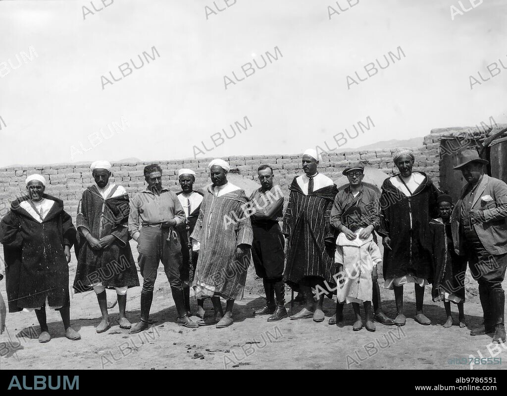 Julio 1926. De un viaje por el Rif. - de izquierda A derecha los Rifeños Budra, Mohan, Abokoi, Mulud , Solimán, Ahmed Cheddi y Maalem. Foto: Albalat -.