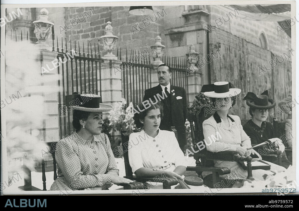 Toledo, 24/06/1943. Carmen Polo de Franco y su hija Carmen Franco, en la tribuna presenciando la procesión del Corpus.