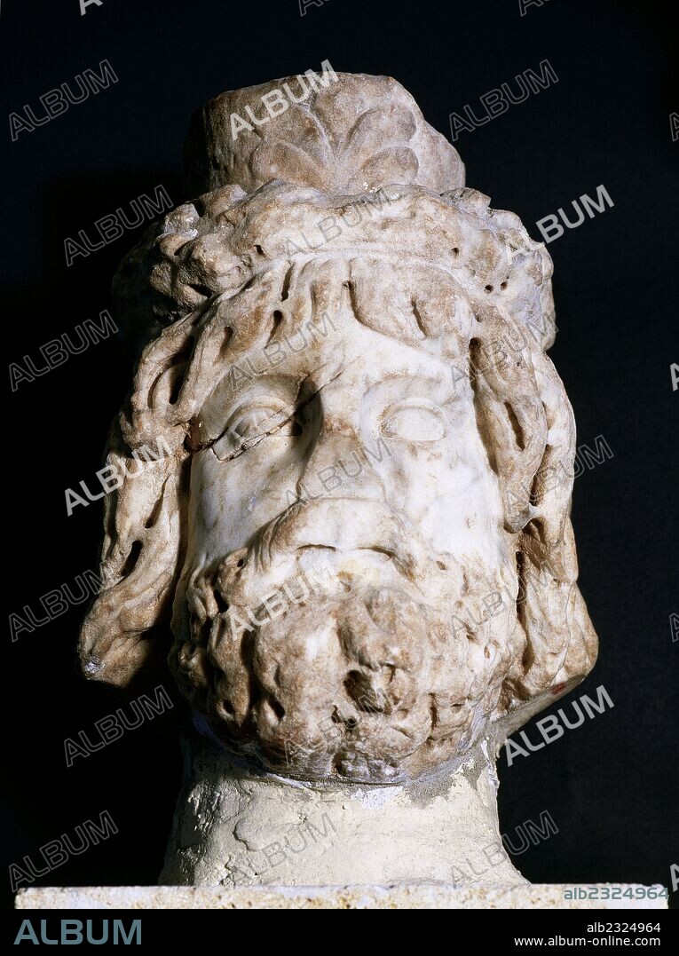SERAPIS. Dios helenístico de origen egipcio, derivado de la unión de Osiris y Apis. Señor de los infiernos, la medicina y la fertilidad. Su culto tuvo gran importancia en Roma. "CABEZA DE SERAPIS". Realizada en mármol. Procede de Valladolid (Castilla-León, España). Finales siglo II d. C. Museu Episcopal del Vic. Provincia de Barcelona. Comarca de Osona. Cataluña.
