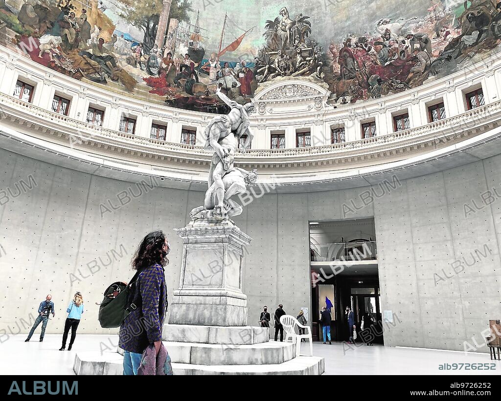 Paris, 05/18/2021. The replica of The Abduction of the Sabine Women by Giambologna on the Stock Exchange. Photo: Juan Pedro Quiñonero.