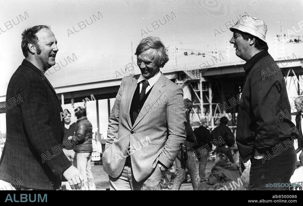 Göteborg - 1981 - Weiron Holmberg - Per Oscarsson - Kent Andersson - i samband med inspelningen av filmen Göta kanal 1 - vid Göta Älvbron där slutscenerna utspelar sig - *** Local Caption *** GP. KAMERAREPORTAGE.