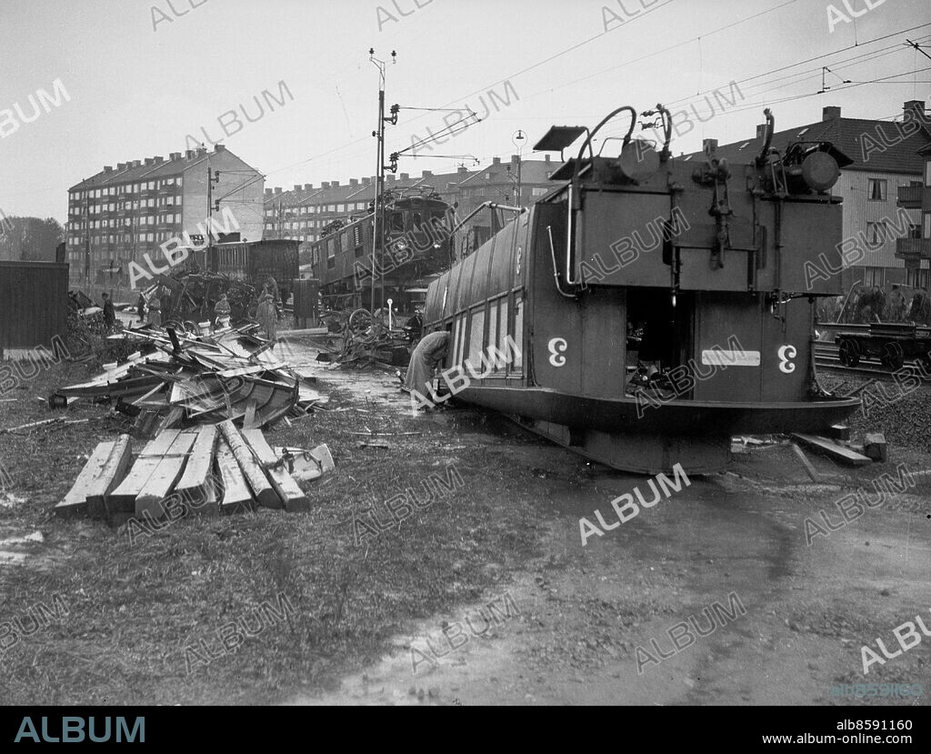 Göteborg 1940-09-17 Gubbero Tåg 1456 sammanstötte vid Gubbero blockpost med tåg 507, varvid 9 personer dödades och 29 skadades. Orsaken till olyckan kunde inte fastställas.. *** Local Caption *** GP. KAMERAREPORTAGE.
