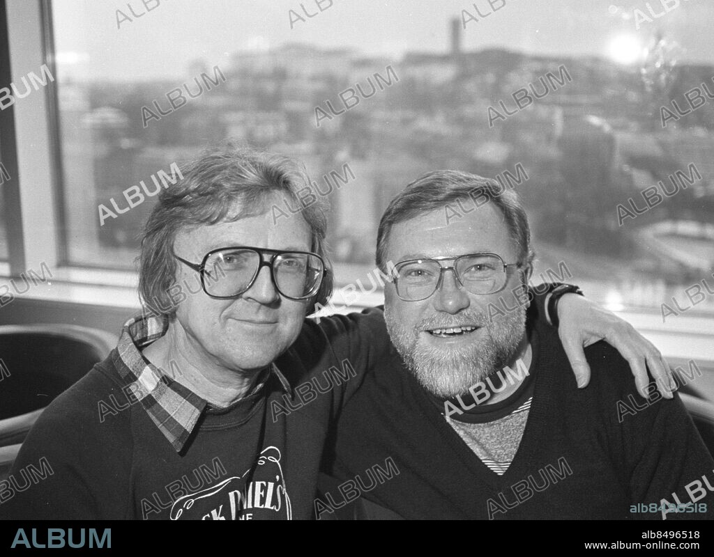 Göteborg 1993-02-25 - Redaktör Hans Sidén (tv) med popsångaren Eddie Hodges (I'm gonna knock on your door) inför dennes medverkande i ett Ingvar Oldsbergs-TV-program *** Local Caption *** GP - Roger Granat. ROGER GRANAT.