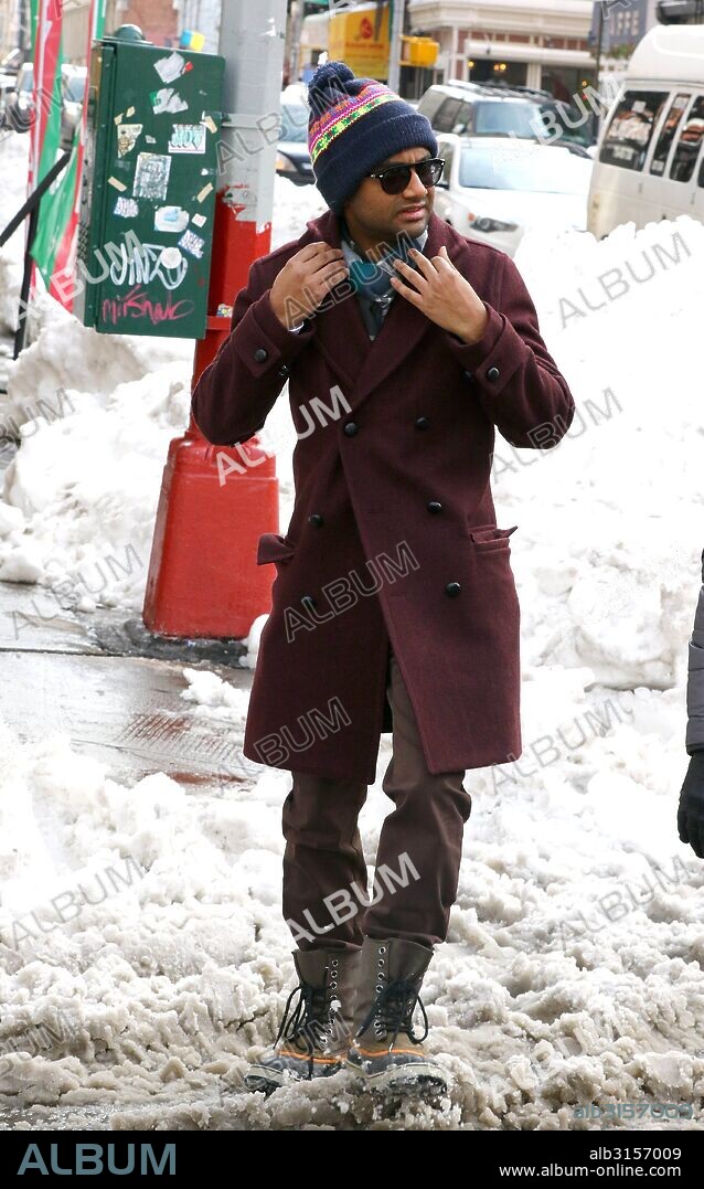 Jan. 26, 2016 - New York City, NY, USA - Actor Aziz Ansari walks in downtown Manhattan on January 26 2016 in New York City. 26/01/2016