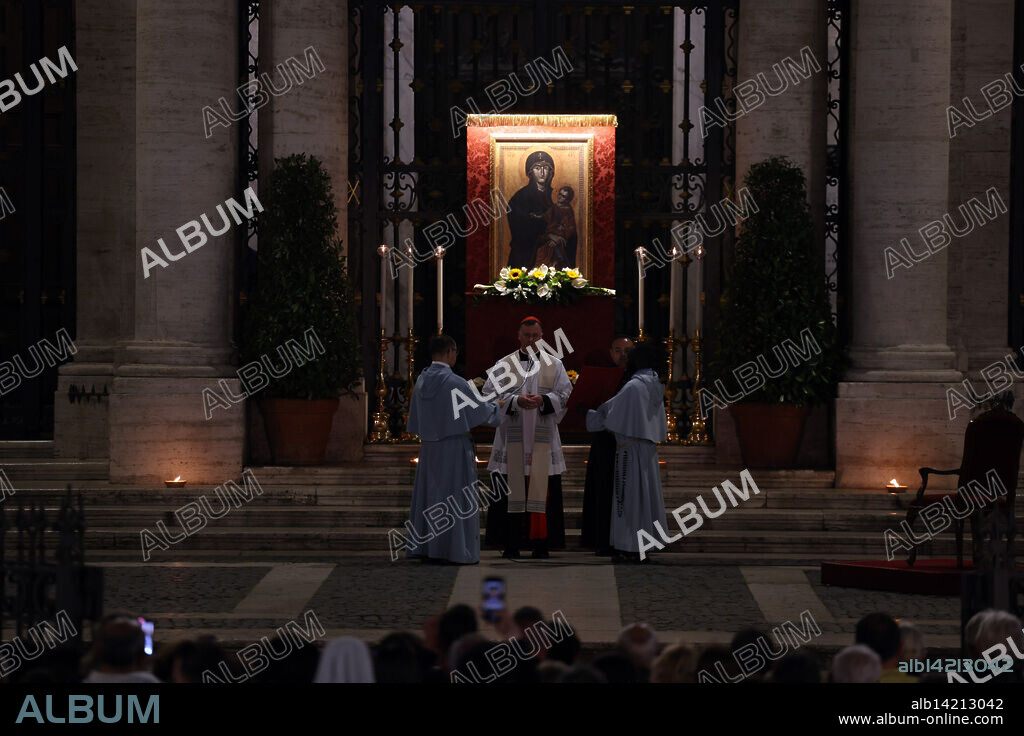 Rome, Saint Mary Major: Rome, 26 April 2025: Cardinal Rolandas Makrickas leads the recitation of the rosary for Pope Francis at the Basilica of Santa Maria Maggiore in Rome where the Pope is buried, in front of the painting of Salus Populi Romani. (Credit Image: © Marco Iacobucci/IPA via ZUMA Press).