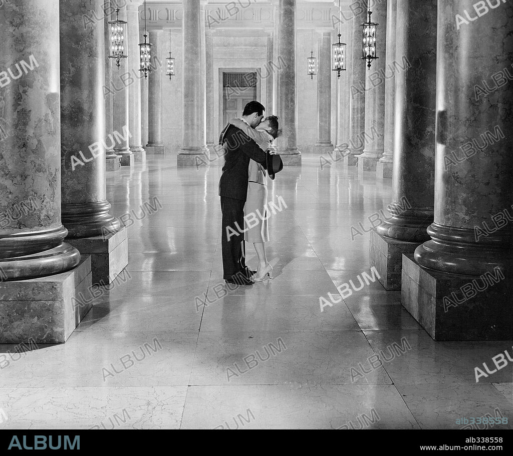 CARY GRANT y JEAN ARTHUR en EL ASUNTO DEL DÍA, 1942 (THE TALK OF THE TOWN), dirigida por GEORGE STEVENS. Copyright COLUMBIA PICTURES.
