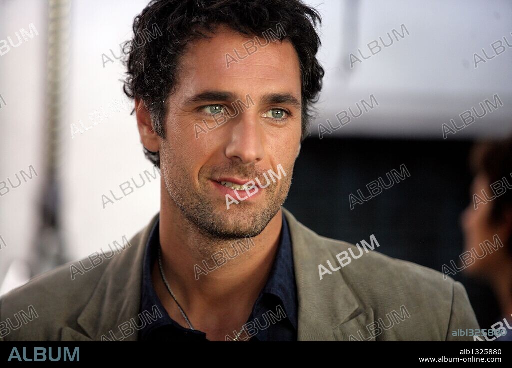 RAOUL BOVA en PERDONA SI TE LLAMO AMOR, 2008 (SCUSA MA TI CHIAMO AMORE), dirigida por FEDERICO MOCCIA. Copyright MEDUSA FILM.