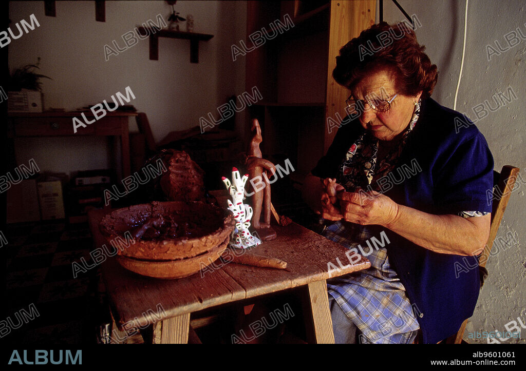 Artesana fabricando "Siurells".Pòrtol. Marratxi. Comarca de Es Raiguer. Mallorca. Baleares.España.