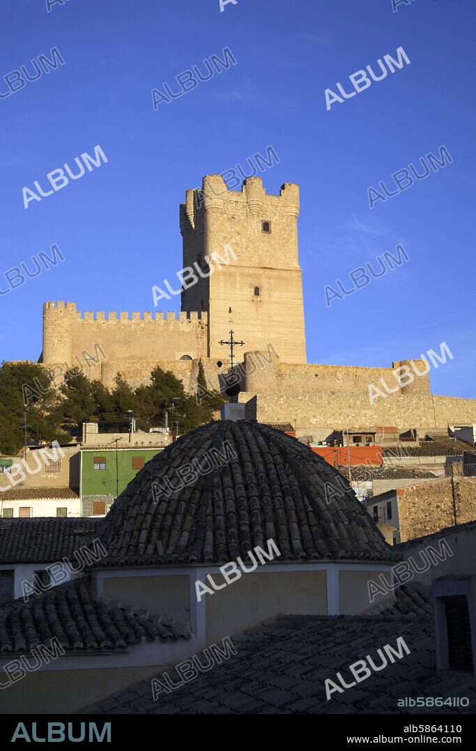 Villena; Castillo de la Atalaya (origen musulmán) e Iglesia en primer plano.