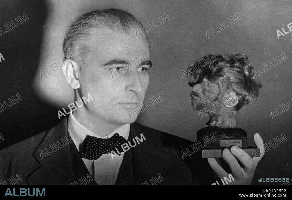 Nuremberg war crimes trial, world war 2, american prosecutor thomas j, dodd holding a shrunken head that decorated the desk of the chief of the buchenwald death camp, head of a male concentration camp victim who was hanged and then beheaded, international war tribunal. 01/02/2013