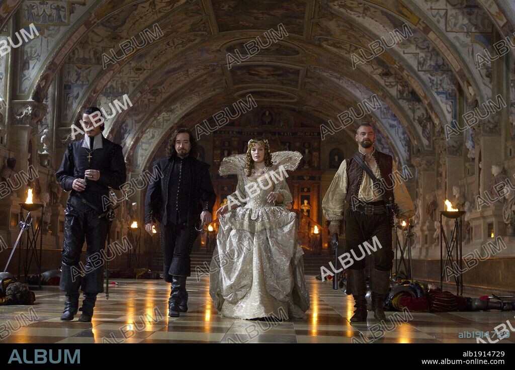 LUKE EVANS, MATTHEW MACFADYEN, MILLA JOVOVICH and RAY STEVENSON in THE THREE MUSKETEERS, 2011, directed by PAUL W. S. ANDERSON. Copyright CONSTANTIN FILM PRODUCKTION/IMPACT PICTURES / KONOW, ROLF.