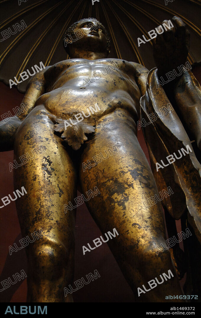 ARTE ROMANO. ITALIA. Escultura que representa a HERCULES (el HERACLES griego) con mazo y con la piel del león de Nemea, que el héroe mató y desolló. Pieza realizada en bronce dorado, procedente de la zona cercana a Campo dei Fiori. Fechada probablemente entre finales del siglo I e inicios del II d. C. Museo Pio Clementino. Museos Vaticanos. Europa.