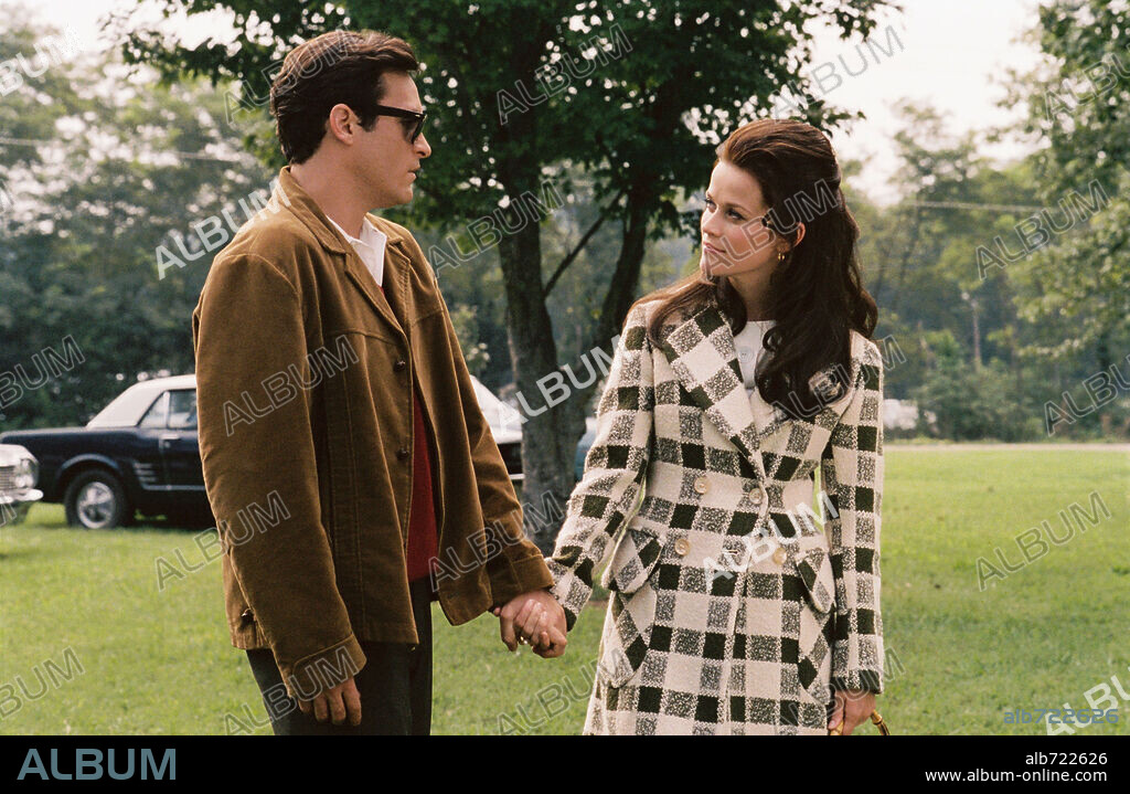JOAQUIN PHOENIX y REESE WITHERSPOON en EN LA CUERDA FLOJA, 2005 (WALK THE LINE), dirigida por JAMES MANGOLD. Copyright 20TH CENTURY FOX / TENNER, SUZANNE.