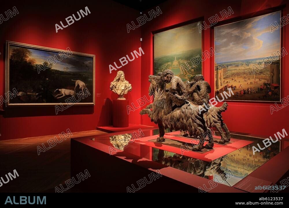 Ludwig XIV., König von Frankreich (1643-1715); 1638-1715. /-Ausstellung "Louis XIV, l'homme et le roi", Schloss Versailles, 20.10.2009-7.2. 2010: Vorn Affen auf Ziegen reitend von P.Legros und B.Massou; im Hintergrund Gemälde von F.Desportes und P.D. Martin und Büste Hardouin-Mansarts von J.L.Lemoyne.-.