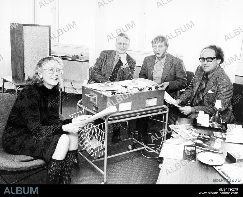 OKÄNT FOTODATUM.. Anm. Pub. i boken Hört och sett. Sid 126 Radioteatern samlad för bandavlyssning av en färdig teaterprodukt: Ingrid Hjort av Ornäs (biträdande teaterchef), Åke Blomström (barnteater och serier), Hans Jonstoij (produktionschef) och Sigvard Mårtensson (teaterchef). CD43 persons: Ingrid Hjort av Ornäs ;Åke Blomström ;Hans Jonstoij ;Sigvard Mårtensson sites: SVERIGE.