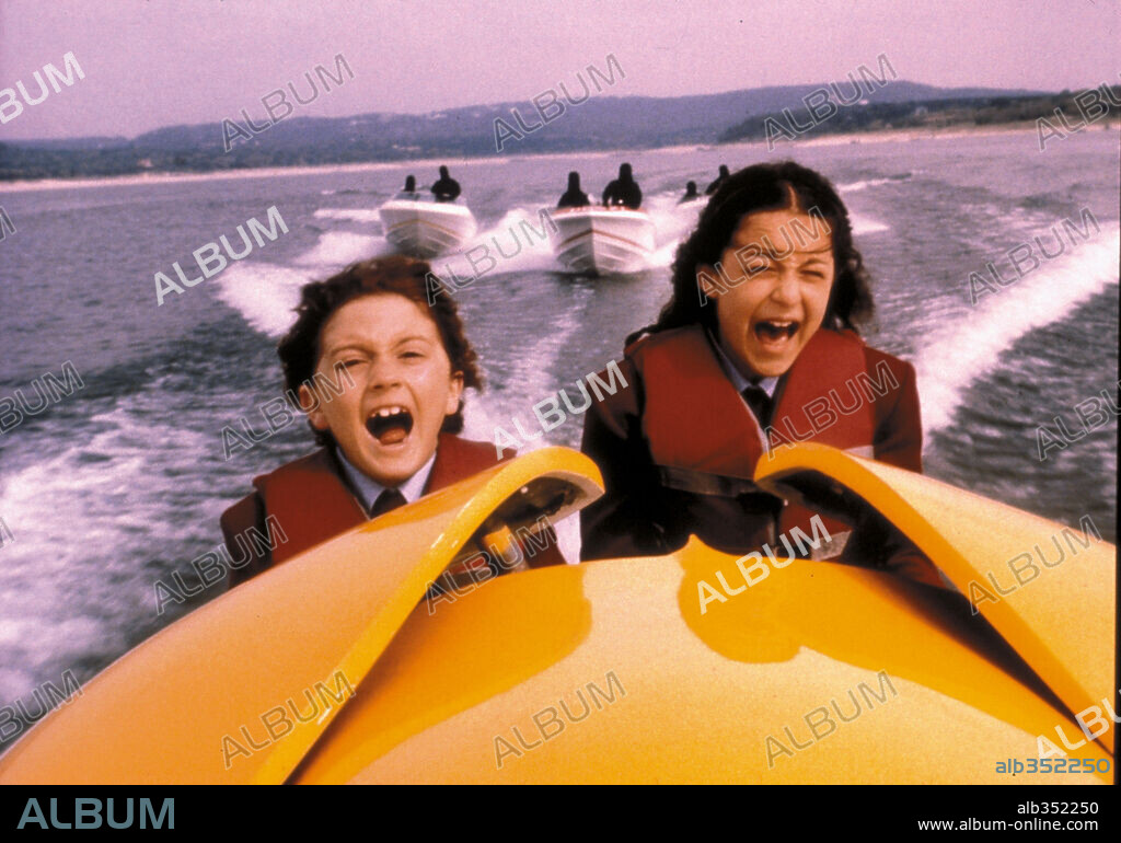 ALEXA VEGA and DARYL SABARA in SPY KIDS, 2001, directed by ROBERT RODRIGUEZ. Copyright MIRAMAX.