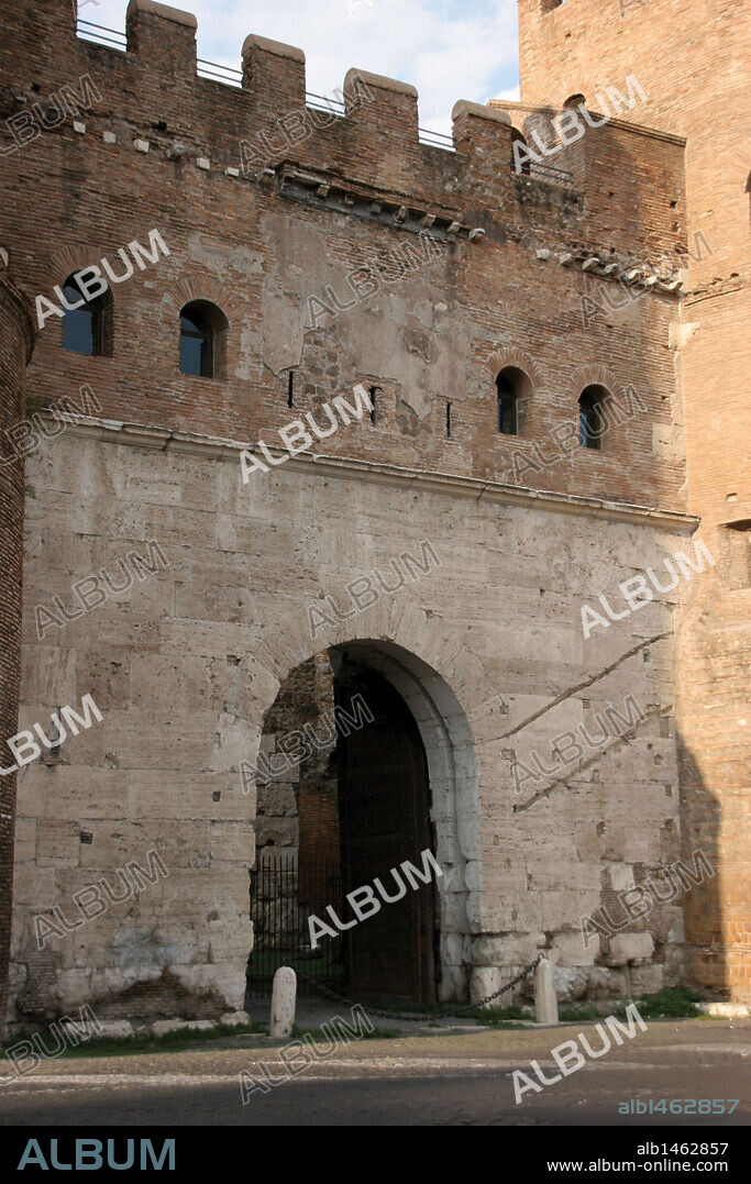 ARTE ROMANO. ITALIA. PUERTA DE SAN PABLO "PORTA SAN PAOLO", antigua Puerta Ostiense. Una de las más antiguas puertas romanas de la muralla Aurelina construida entre 272-277 d. C durante el reinado del emperador Aureliano. Edificada para proteger a la ciudad de una posible invasión bárbara. Incluyó toda la nueva zona de la ciudad que tanto creció durante época augustea. Por ella entraron los Godos de Tolilla en el año 546 d. C. Roma.