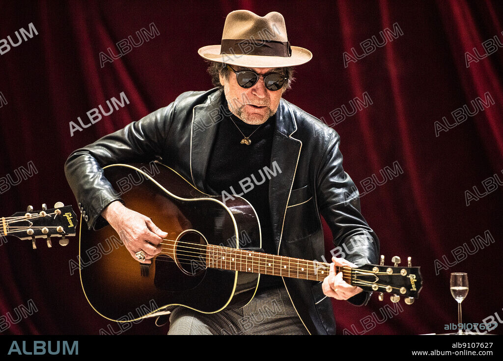 JOAQUIN SABINA en SINTIENDOLO MUCHO, 2022, dirigida por FERNANDO LEON DE ARANOA. Copyright BTF Media / Sony Music España.