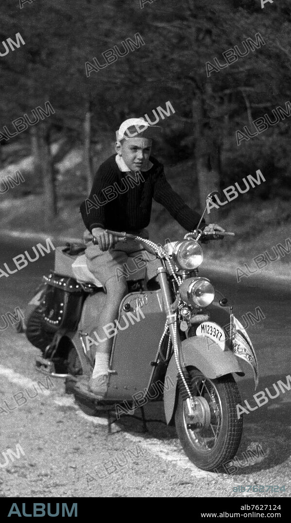 NIÑO EN UNA MOTO ISO - FOTOGRAFIA EN BLANCO Y NEGRO - AÑOS 50.