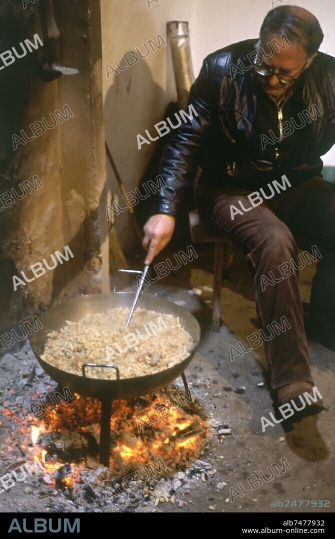 CALDERO CON MIGAS EN EL FUEGO.