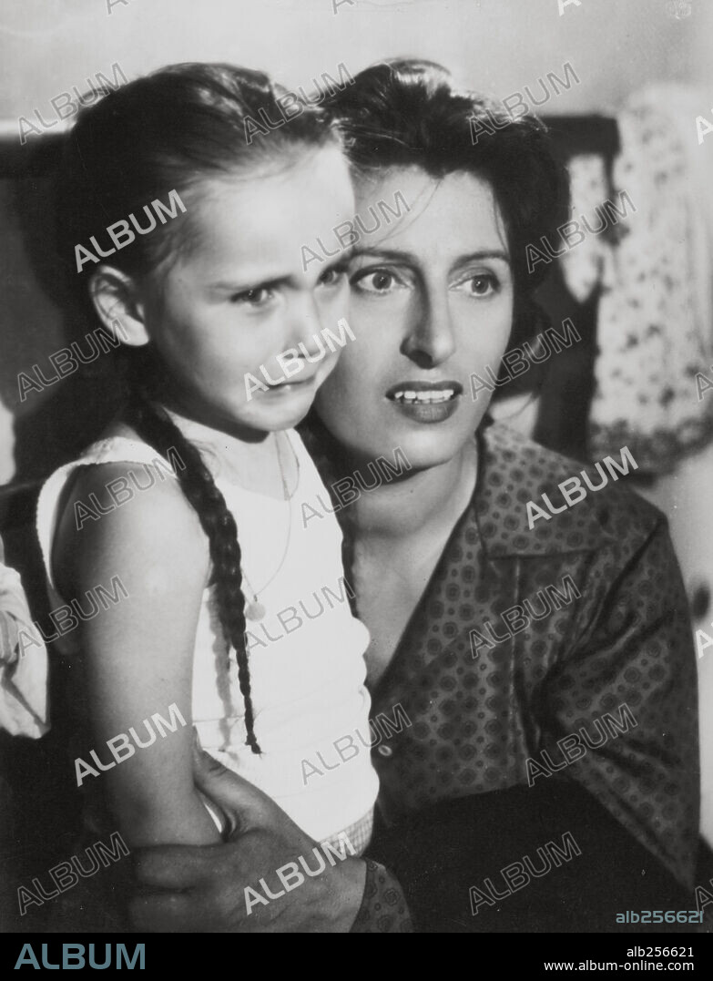 ANNA MAGNANI y TINA APICELLA en BELLÍSIMA, 1951 (BELLISSIMA), dirigida por LUCHINO VISCONTI. Copyright CEI INCOM.