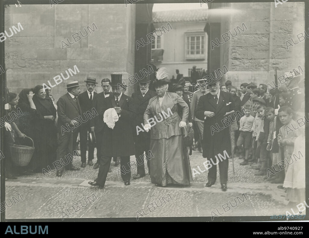 Córdoba, 10/15/1915. Trip of the Infanta Doña Isabel to Córdoba. HRH, accompanied by the mayor of the city Manuel Enríquez Barrios and the Civil Governor José Maestre Vera, upon entering the cathedral.
