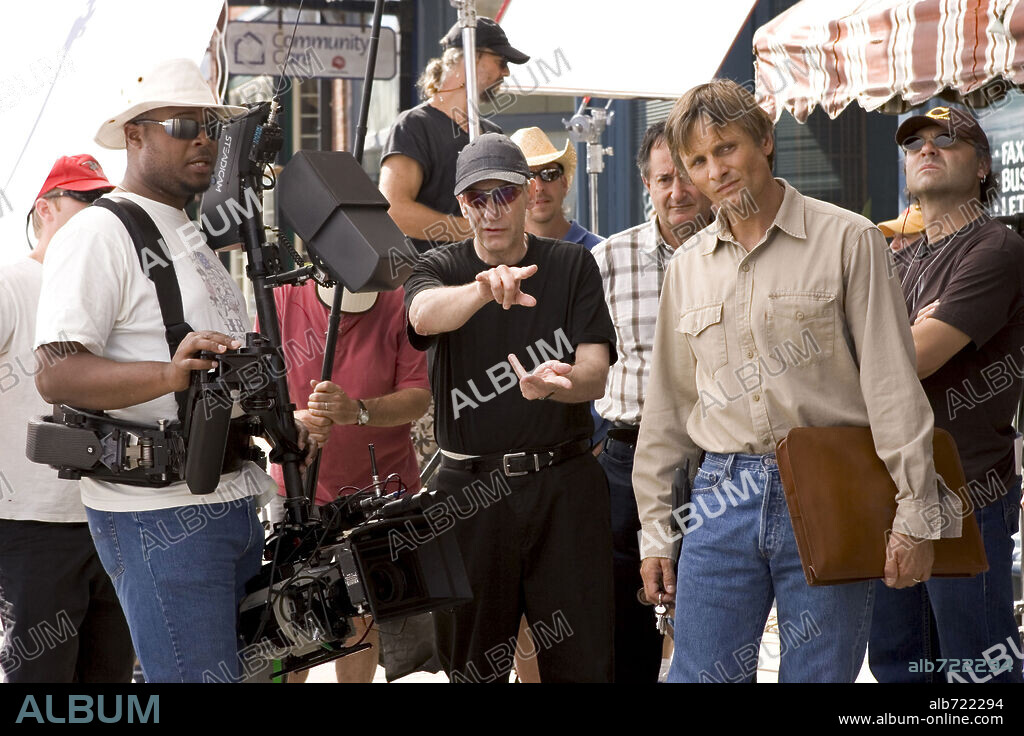 DAVID CRONENBERG and VIGGO MORTENSEN in A HISTORY OF VIOLENCE, 2005, directed by DAVID CRONENBERG. Copyright NEW LINE CINEMA / SEIDA, TAKASHI.