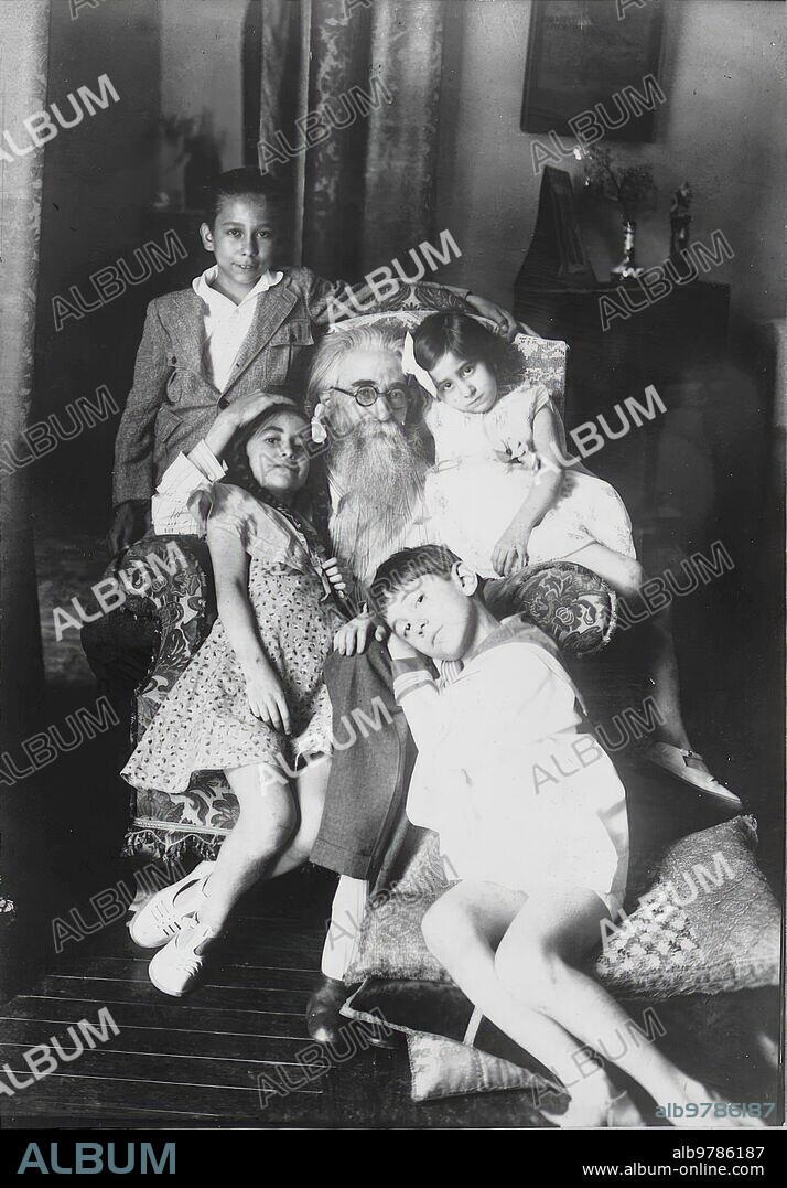 Febrero 1930. Valle-Inclán con sus cuatro Hijos: Carlos, Jaime, María Antonia y María Beatriz.