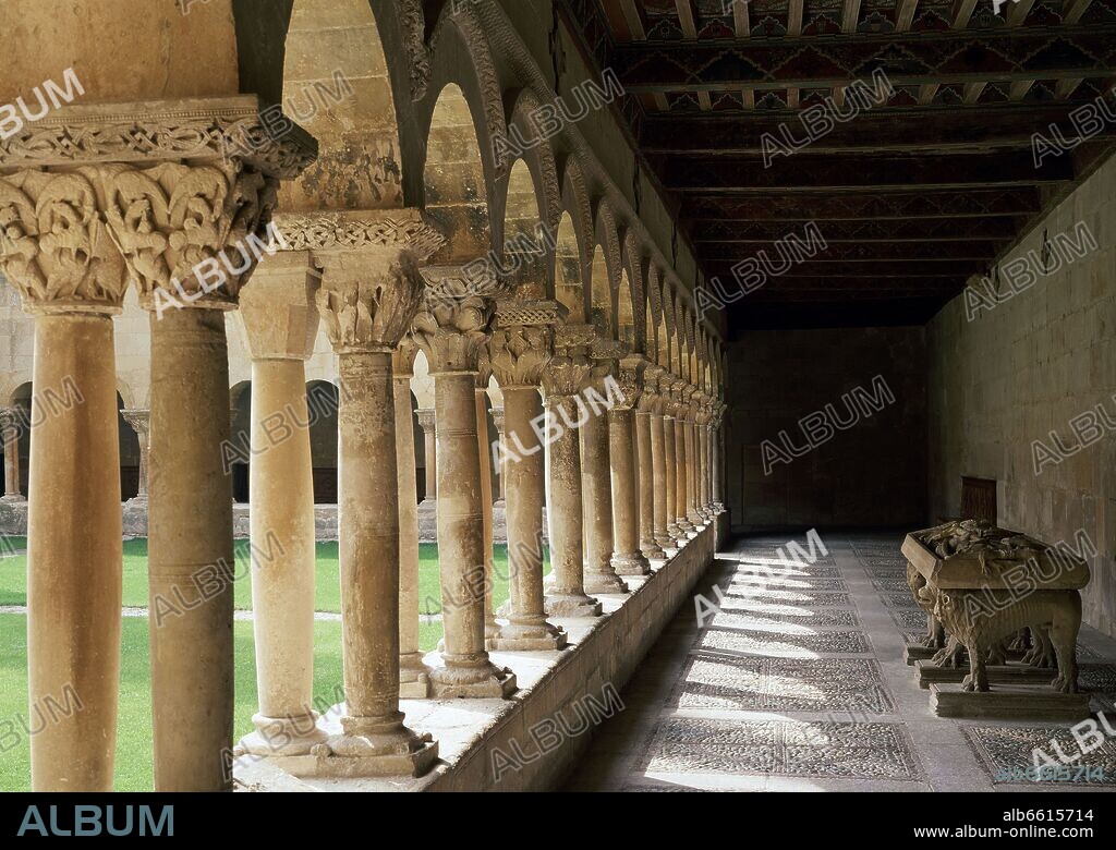 CLAUSTRO ROMANICO - GALERIA NORTE- SEGUNDA MITAD DEL SIGLO XI - PRIMER SEPULCRO DE SANTO DOMINGO.