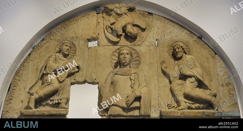 Tímpano procedente de la Iglesia de Santa Cecilia. Colonia, Alemania, hacia el 1160-1170. Piedra Caliza. Representación de la coronación de santa Cecilia por un ángel, rodeada de san Valeriano y san Tiburcio. Museo Schnütgen. Colonia, Alemania.