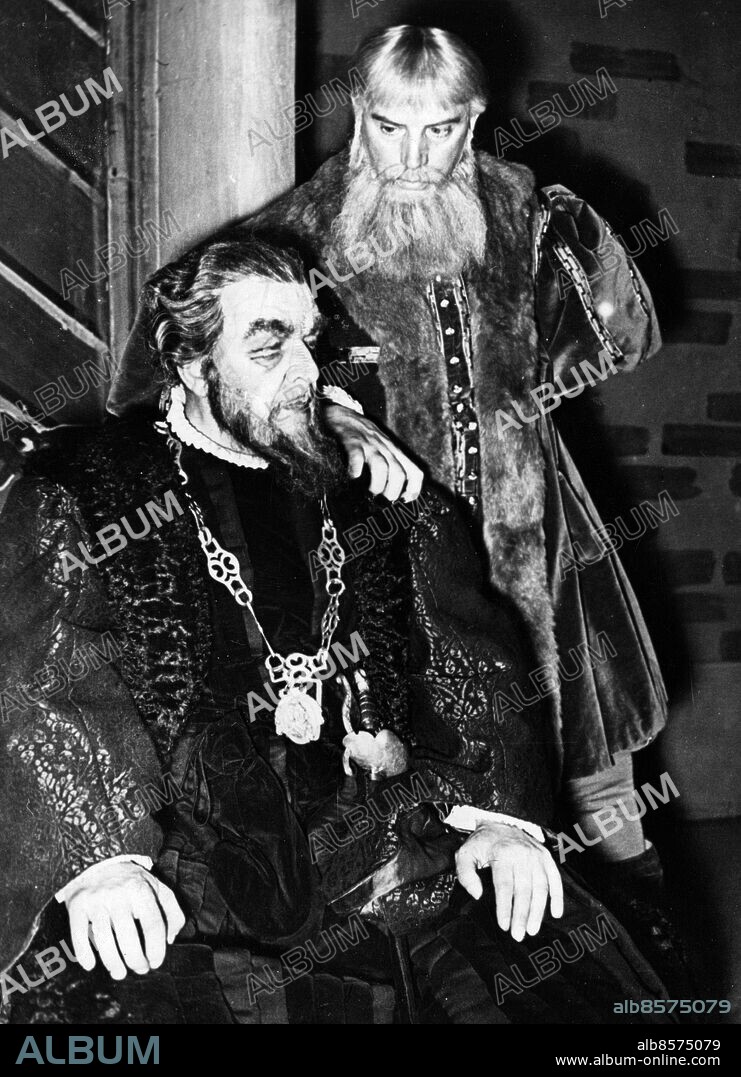 ARKIV BERLIN 194106. Dramatens ensemble gästspelar på Schiller Theater i Berlin med Strindbergs "Gustav Vasa" och här ses skådespelarna Lars Hanson i titelrollen (t.h.) och Ivar Kåge som Hermann Israel. Foto: SVT Bild / Kod: 5600 AB Text & Bilder Mapp: Hansson, Lars Skådespelare Skägg persons: IVAR KÅGE;LARS HANSON sites: BERLIN;TYSKLANDBilden får endast användas i programpresenterande sammanhang. Fotografens namn, Sveriges Television samt programmets titel skall alltid anges.