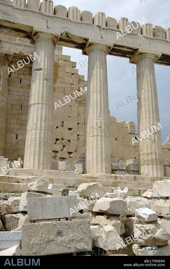 ARTE GRIEGO. GRECIA. PARTENON (447-438 a. C). Templo dórico de mármol pentélico, construido bajo la dirección de los arquitectos ICTINO y CALICRATES, y ornado con esculturas de Fidias. COLUMNAS DORICAS sustentando el ARQUITRABE liso con el FRISO decorado con METOPAS Y TRIGLIFOS. ATENAS.