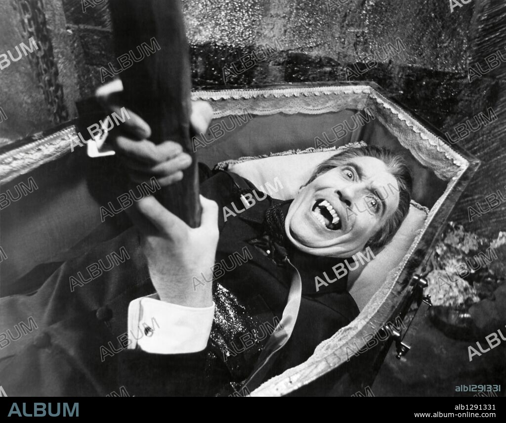 CHRISTOPHER LEE en DRÁCULA VUELVE DE LA TUMBA, 1968 (DRACULA HAS RISEN FROM THE GRAVE). Copyright HAMMER/WARNER BROTHERS.