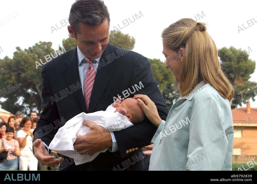 Barcelona, 06/08/05.- Infanta Cristina, along with her husband, Iñaki Urdangarín, leaves the Teknon clinic in Barcelona with her daughter Irene in her arms, after receiving the medical discharge, three days after giving birth... .PHOTO YOLANDA CARDO...ARCHDC.