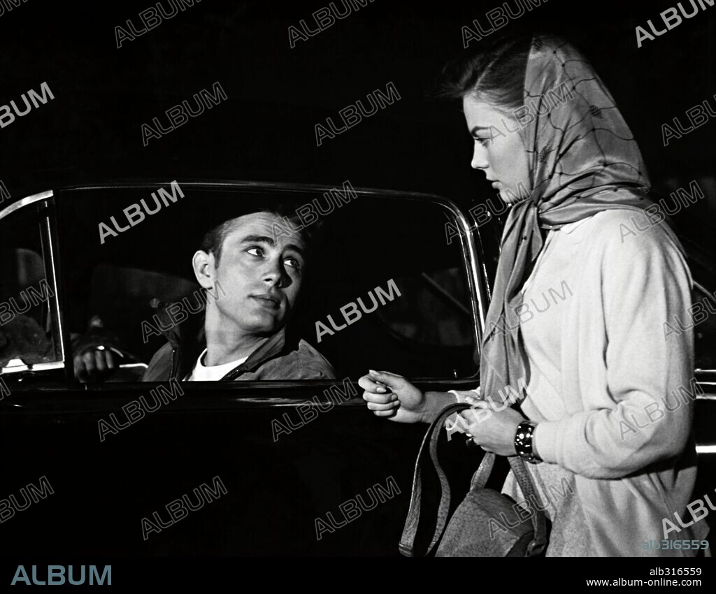 JAMES DEAN et NATALIE WOOD dans REBEL WITHOUT A CAUSE, 1955, réalisé par NICHOLAS RAY. Copyright WARNER BROTHERS.