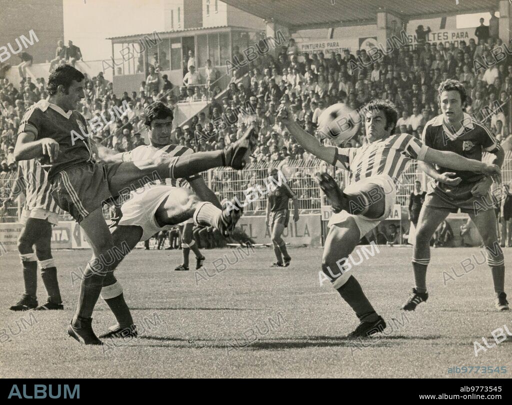 Betis18.- Partido Getafe-Betis correspondiente a la Liga de Segunda División en la temporada 1978-79,  disputado en el estadio de Las Margaritas. En la imagen, los jugadores béticos Biosca y Benítez disputan el balón con un contrario.
	Antonio Benítez Fernández. Extremo zurdo de depurada técnica y contrastada clase. Nació en Jerez de la Frontera el 2 de junio de 1951. Llegó al Betis en 1969, en Segunda División. Debutó en Primera División el día 3 de octubre de 1971 en el partido Valencia-Betis, con victoria levantina por 2-0. Permaneció en el Betis hasta el término de la temporada 1982-83, tras lo cual se retiró. En Primera División jugó diez temporadas, con un total de 203 partidos y 14 goles marcados. Benítez fue titular en el Betis que se proclamó campeón de la I Copa del Rey Juan Carlos I, el 25 de junio de 1977. 
	Antonio Biosca Pérez. Defensa central. Nacido en Almería el día 8 de diciembre de 1948. Llegó al Betis procedente del Calvo Sotelo, de Puertollano. Debutó en Primera División el 28 de noviembre de 1971 en el partido Córdoba-Betis, con victoria cordobesa por 3-1. Jugó diez temporadas en Primera División con el Betis, con un total de 219 partidos y ocho goles. Fue internacional y mundialista en Argentina 78. Campeón de la I Copa del Rey Juan Carlos I, en 1977.