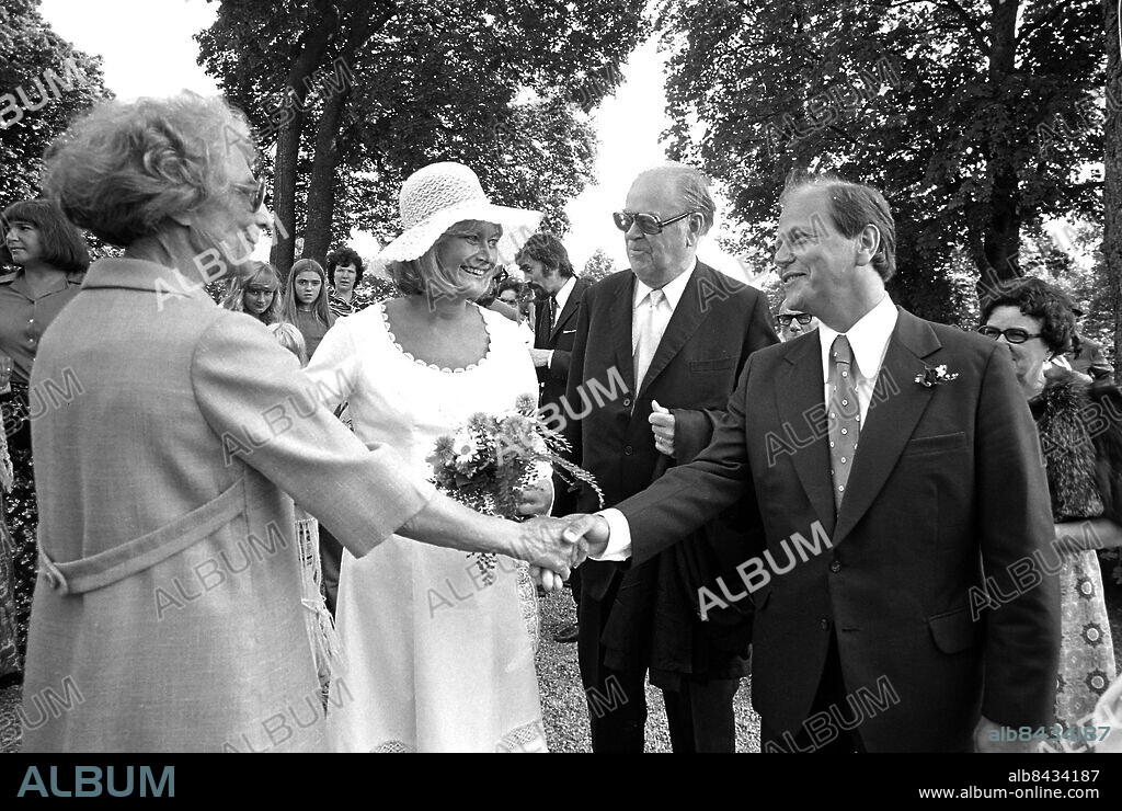 SÖRMLAND 19740622. Sångerskan Monica Zetterlund gifter sig med musikern Sture Åkerberg (th) och gratuleras av fd statsministern Tage Erlander, som också är från Värmland. Till vänster Aina Erlander. Foto: Per Kagrell / EXP / TT / kod 26. ** AFTONBLADET OUT **.
