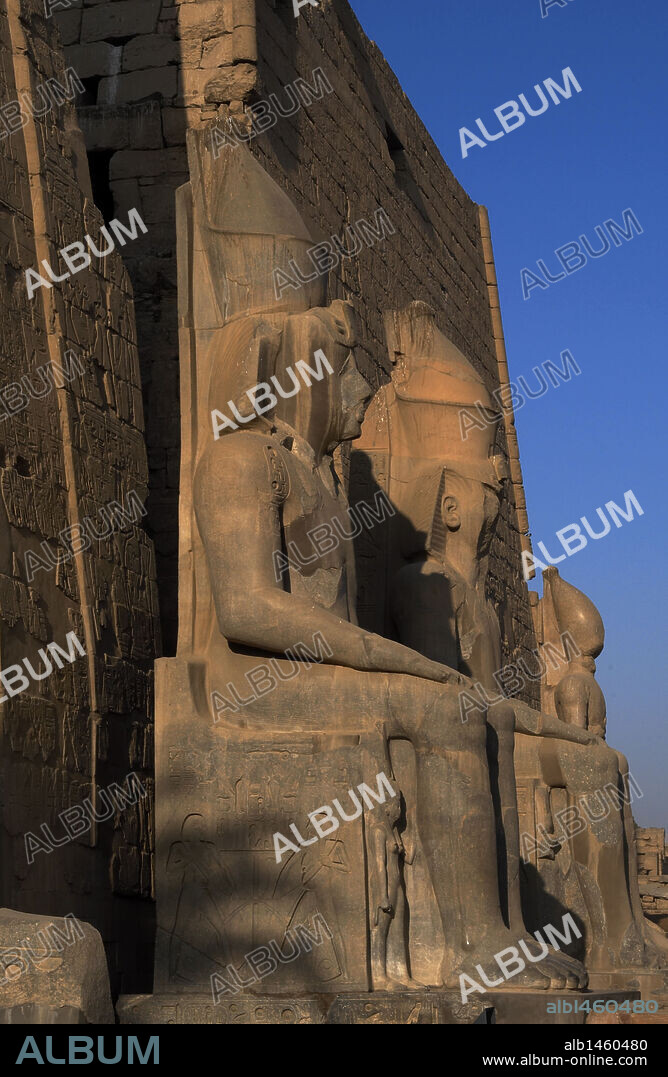ARTE EGIPCIO. EGIPTO. TEMPLO DE LUXOR. Vista parcial del PRIMER PILONO del templo con dos de las cuatro estatuas monumentales de RAMSES II. Tercer faraón de la XIX Dinastía del Imperio Nuevo, que gobernó de (1279-1213 a. C.). Egipto.
