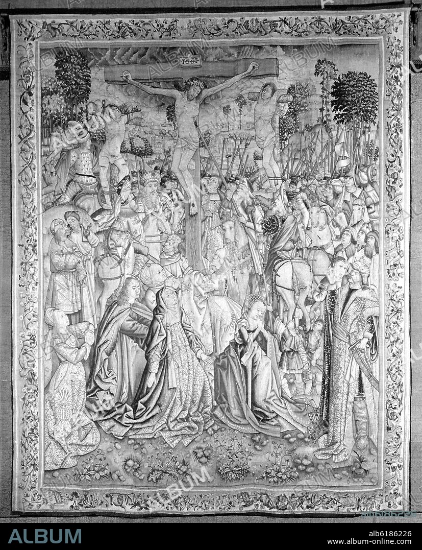CRUCIFIXION DE JESUCRISTO - TAPIZ DEL SIGLO XVI - FOTOGRAFIA EN BLANCO Y NEGRO - AÑOS 50.