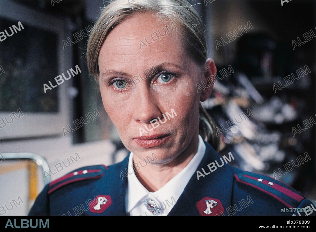 KATI OUTINEN in THE MAN WITHOUT A PAST, 2002 (MIES VAILLA MENNEISYYTTA), directed by AKI KAURISMAKI. Copyright BAVARIA FILMS.