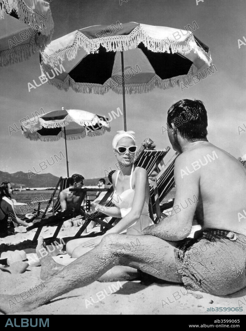 CARY GRANT y GRACE KELLY en ATRAPA A UN LADRÓN, 1955 (TO CATCH A THIEF), dirigida por ALFRED HITCHCOCK. Copyright PARAMOUNT PICTURES.