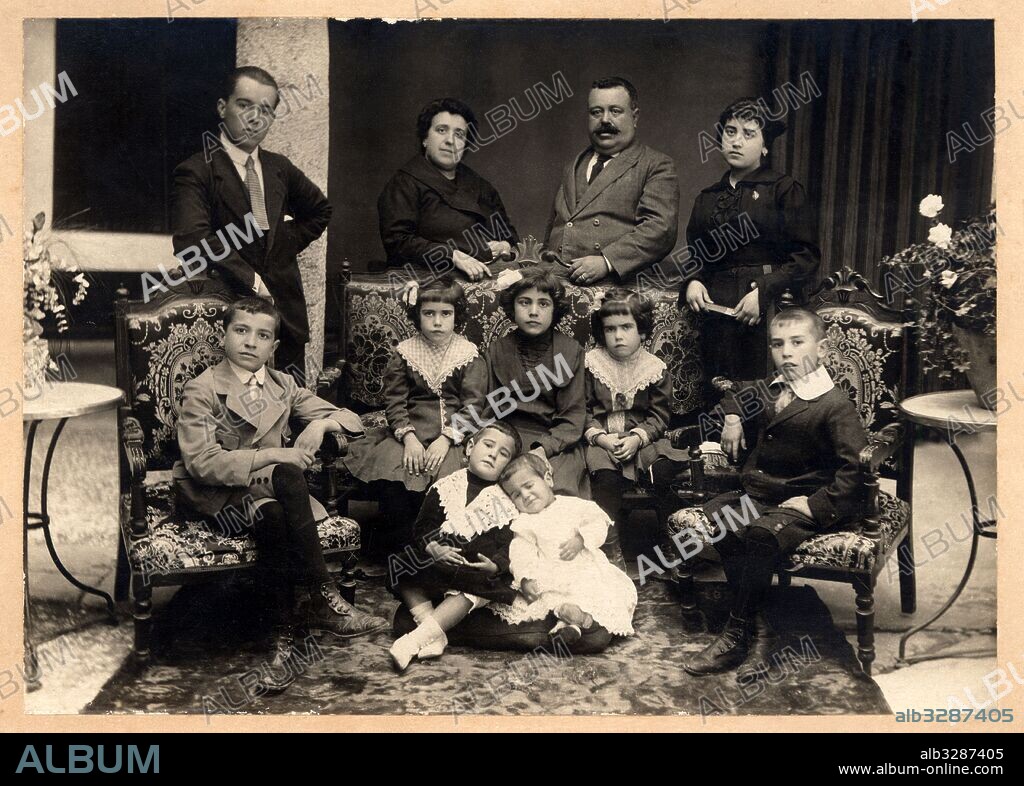 España. Fotografía de una familia numerosa  integrada por tres generaciones. Madrid, octubre de 1916.