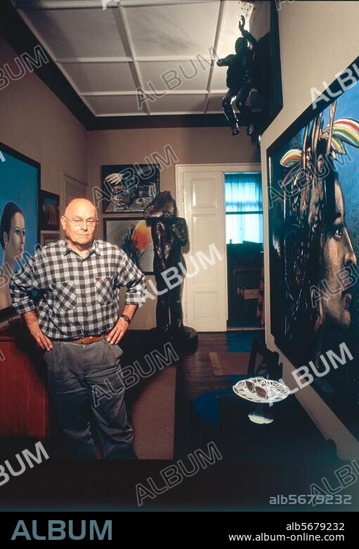 Mattheuer, Wolfgang; Maler und Graphiker; Reichenbach (Vogtland) 7.4.1927 - Leipzig 6./7.4.2004. Wolfgang Mattheuer in der Diele seiner Wohnung in Leipzig. Foto, 1988.
