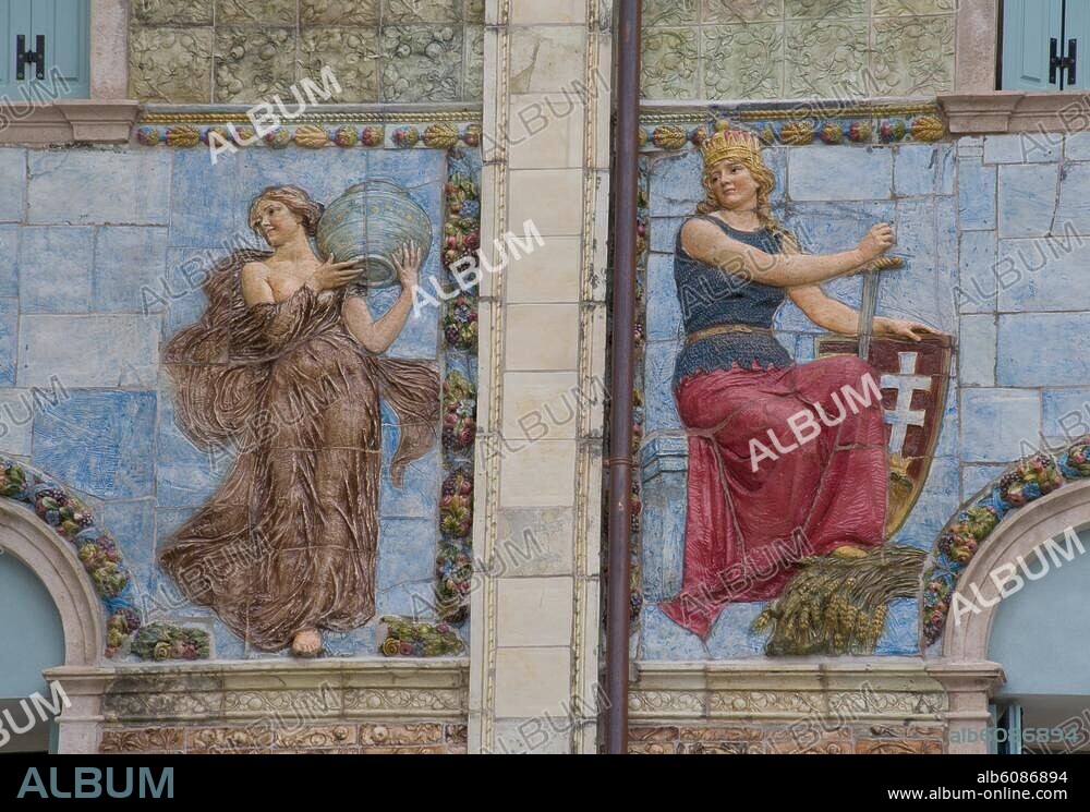 Venice - Venezia (Veneto, Italy), Lido, Ausonia Palace Hotel - Grande Albergo Ausonia & Hungaria (built 1905-1908, architect: Nicolò Piamonte, façade 1913-14 by Luigi Fabris). - Partial view of the facade: personification of Hungary with the coat of arms of the country (right). - Photo, undated.