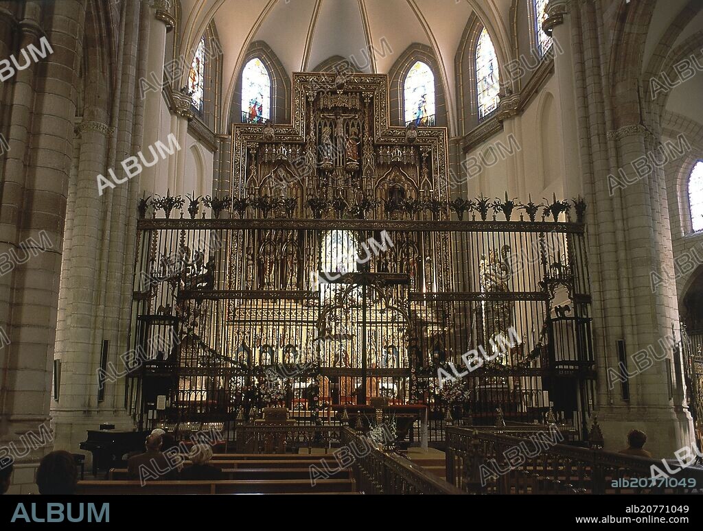 ANTON DE VIVEROS (S XVI). REJA DEL PRESBITERIO - 1497 - RETABLO MAYOR DEL SIGLO XIX OBRA DE MARIANO PESCADOR.