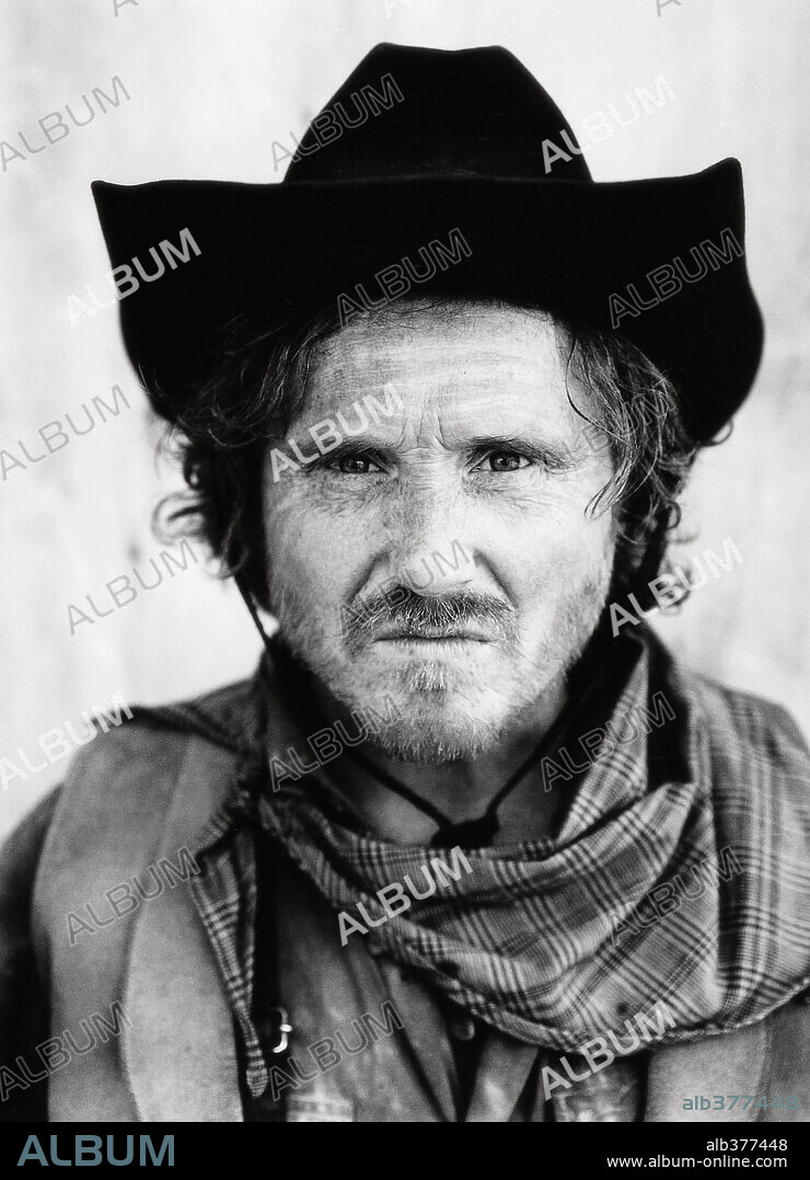 ENRIQUE MARTINEZ en 800 BALAS, 2002, dirigida por ALEX DE LA IGLESIA. Copyright PANICO FILMS / DAVILA, RICKY.
