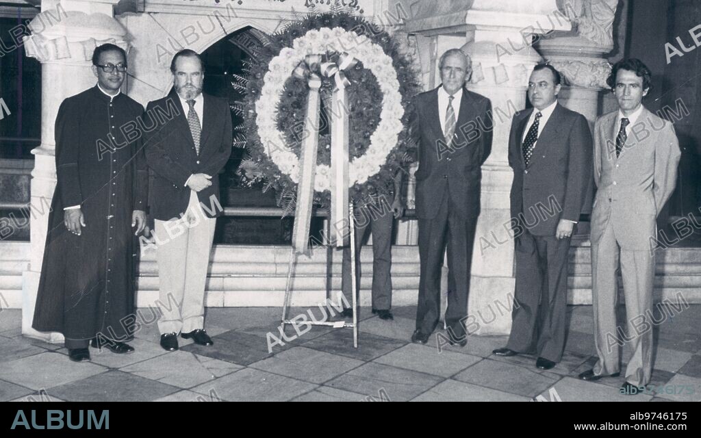 Julio 1978. El presidente de Iberia, Manuel prado y colón de Carvajal, Realiza una ofrenda de Flores ante la tumba de Cristóbal colón en la catedral de santo Domingo (república Dominicana).