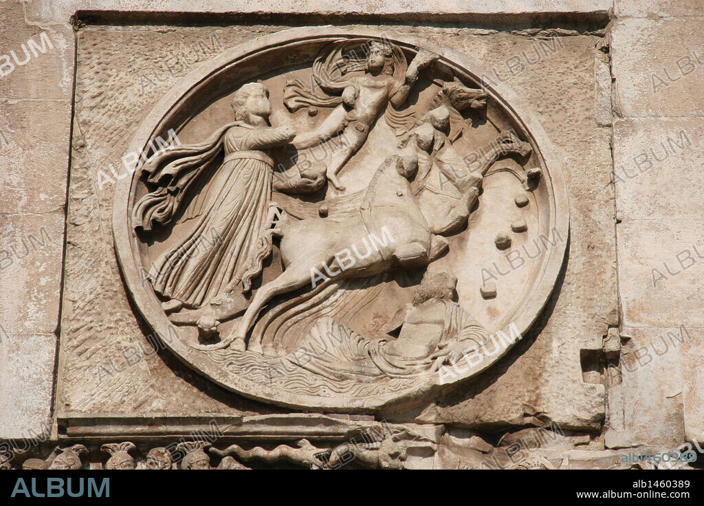 Roman Art. Arch of Constantine. Triumphal arch. It was erected to commemorate  Constantine victory over Maxentius at the Batlle of Milvian Bridge (October 28, 312). Reuse of parts of earlier buildings. Detail of medallion (relief). IV century AD. Rome. Italy. Europe.